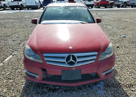 2013 Mercedes-Benz C 250 z USA, uszkodzony, nr VIN WDDGF4HB5DR250464